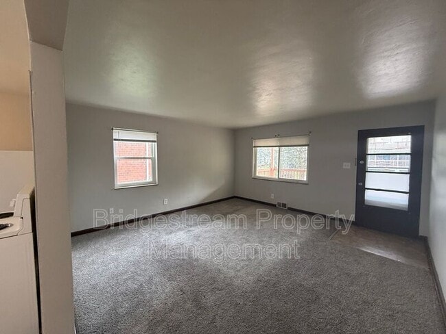 Building Photo - 211 N Cherrywood Ave