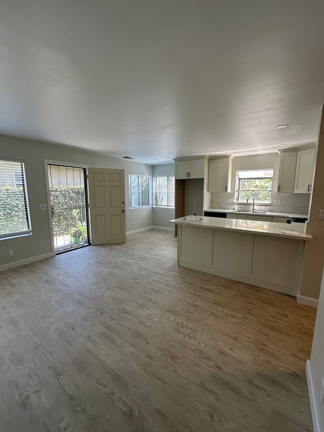 Building Photo - 10208 Beach St Rental