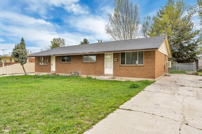 Building Photo - 1194 W 300 N St