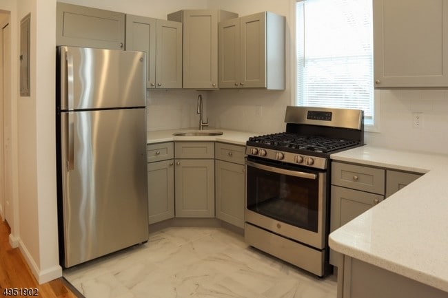 Building Photo - 373 N 6th St