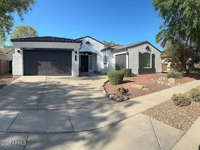 Photo - 634 E Bellerive Pl House