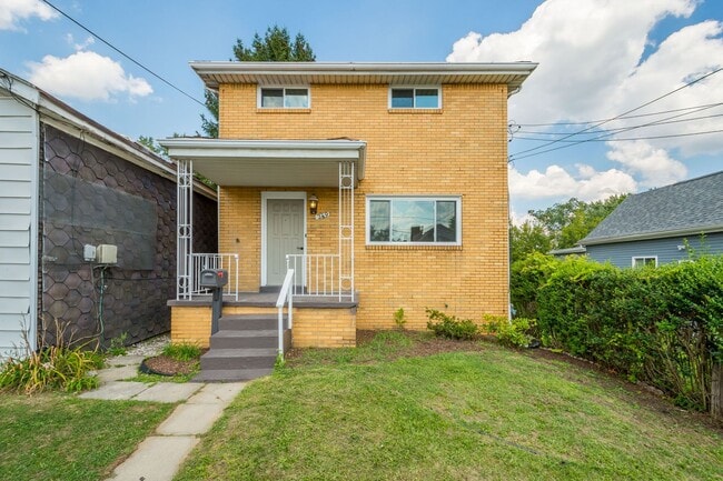 Building Photo - AVAILABLE AUGUST 1ST!! CHECK OUT THIS GORGEOUS 3 BEDROOM!