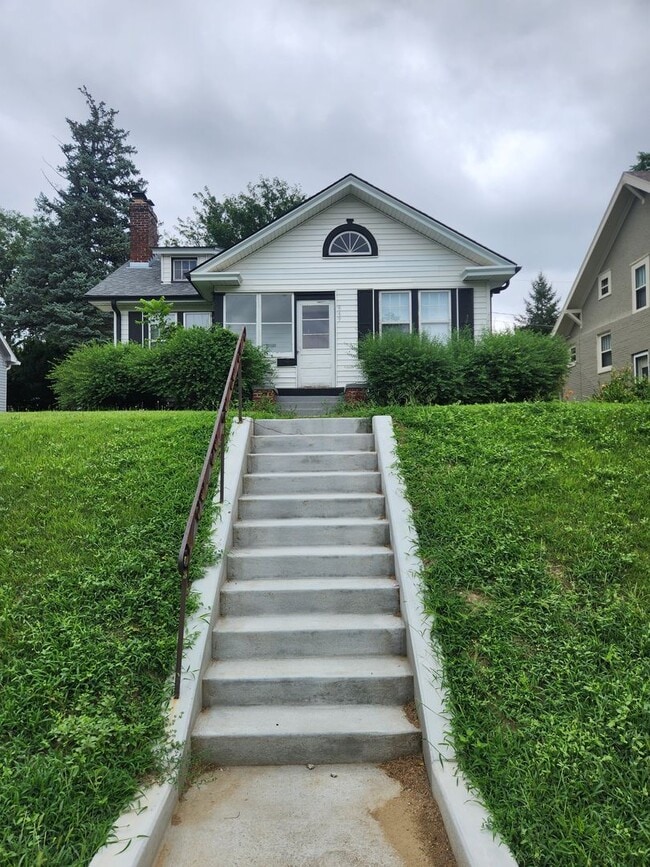 Building Photo - Aksarben 3/2 newly remodeled! Rental