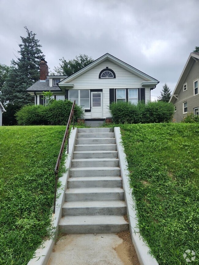 Building Photo - Aksarben 3/2 newly remodeled! Rental