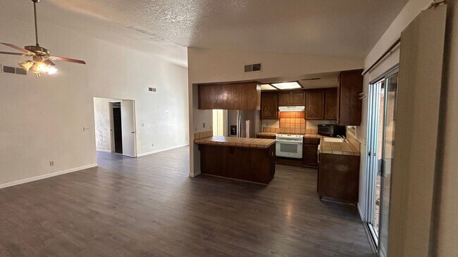 Photo - 545 Navarre Pl