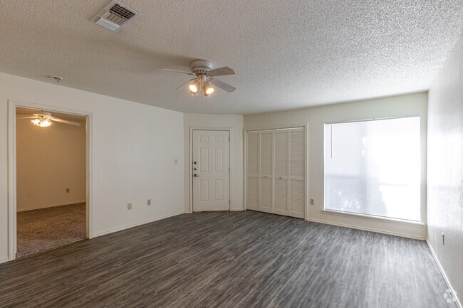1BR, 1BA - 612SF - Living Room
