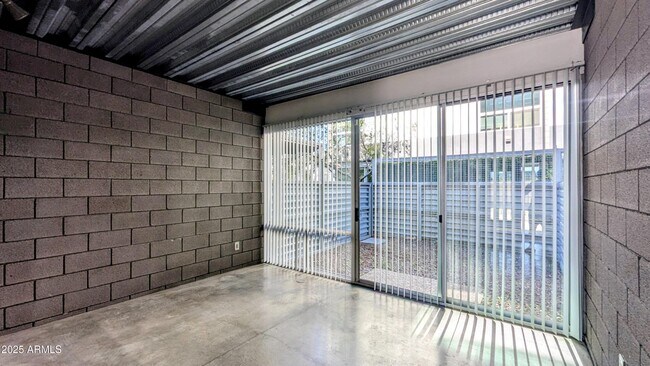 Photo - 525 E Willetta St