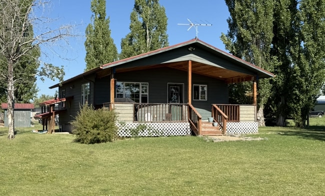 Building Photo - Kalispell Home with stunning mountain views