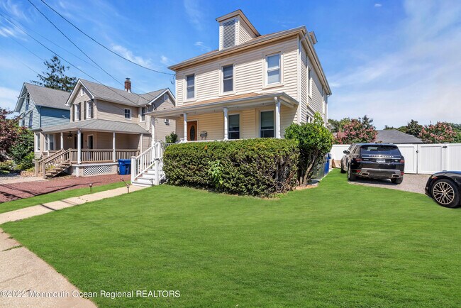 Photo - 325 Roosevelt Ave