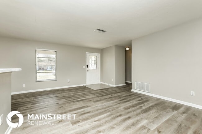 Photo - 686 Hager St