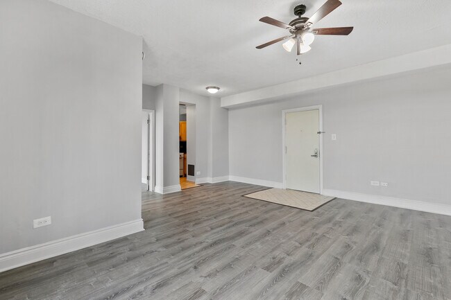 Photo - 4520 N Clarendon Ave Unit 802