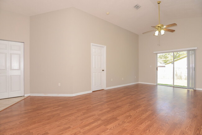 Photo - 535 Royal Ridge St