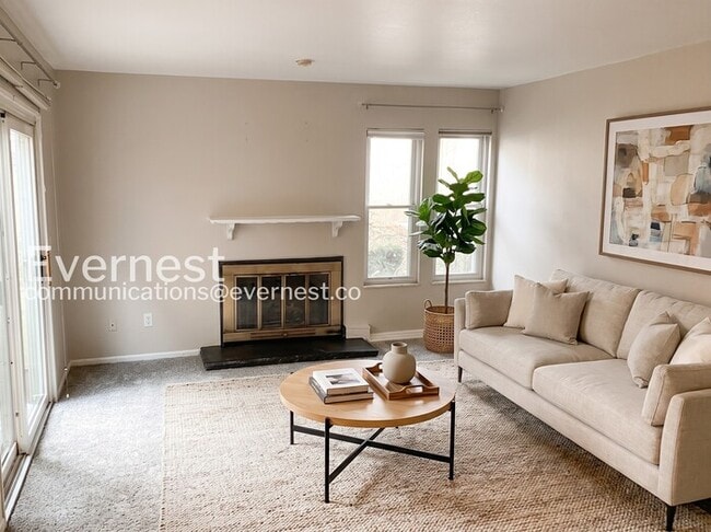 Building Photo - 2 Bed/2.5 Bath Town Home with Garage / Available Soon!
