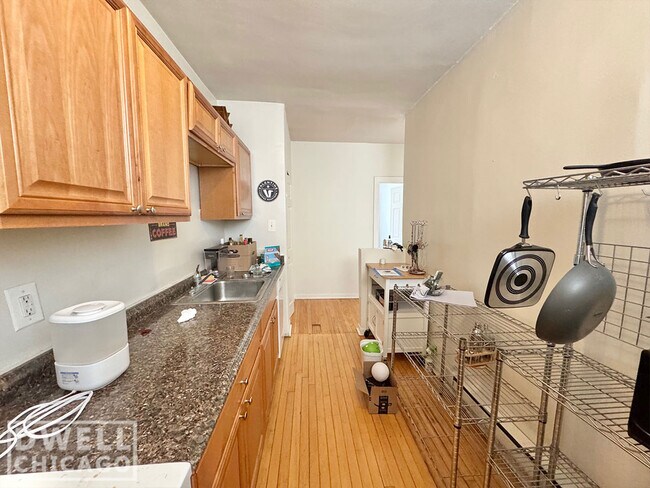 Photo - 730 W Roscoe St Apartments