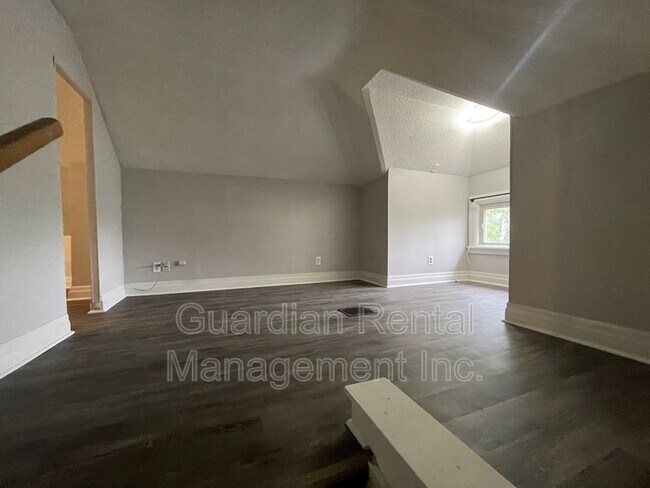 Photo - 339 Marks St N Unit Apt 3