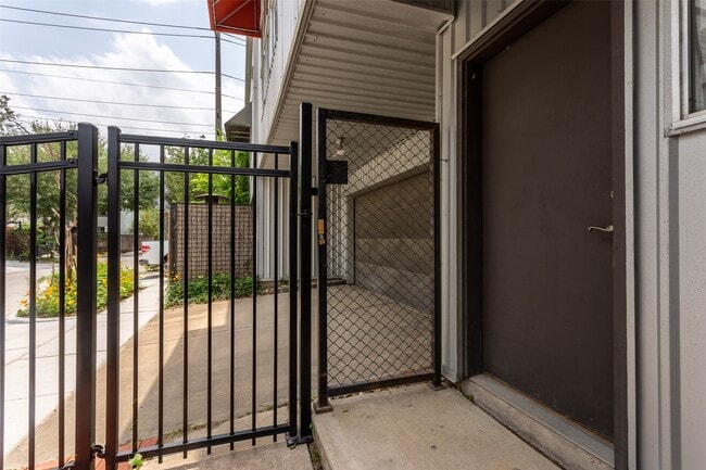 Building Photo - 1424 Bailey St