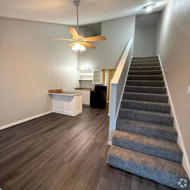 Building Photo - $400 Off 1st Full Month!* All Utilities In... Unit AA Rental