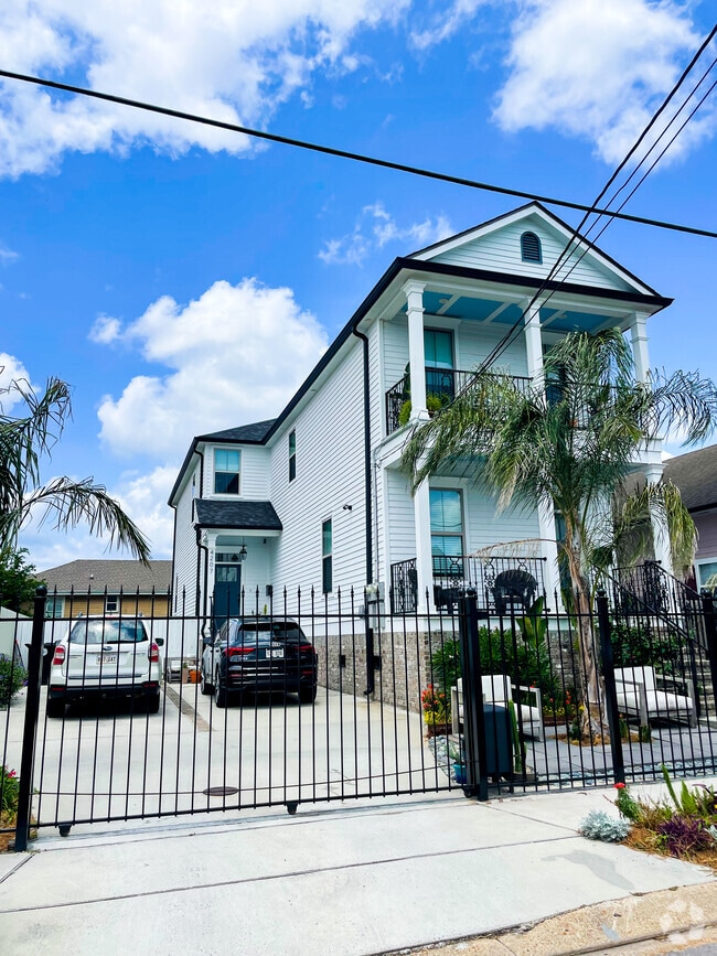 Building Photo - 4205 S Prieur St Rental