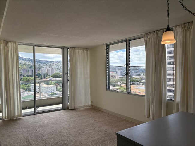 Photo - An absolute gem in Hono Hale Tower. Located in Mo'il'ili and close to the University of Hawaii.