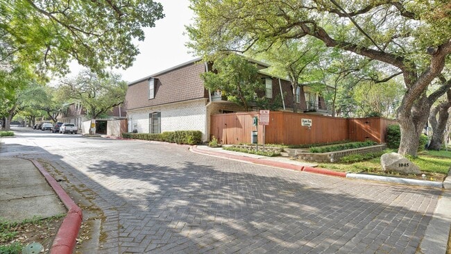 Building Photo - Stylish First-Floor Living in the Heart of San Antonio