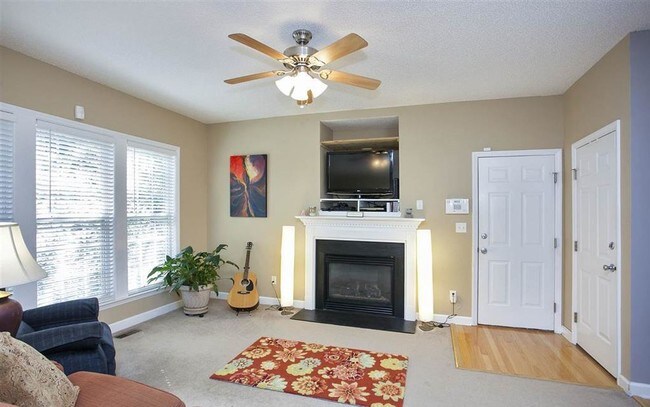 Sala de estar - 2425 Laurel Falls Ln