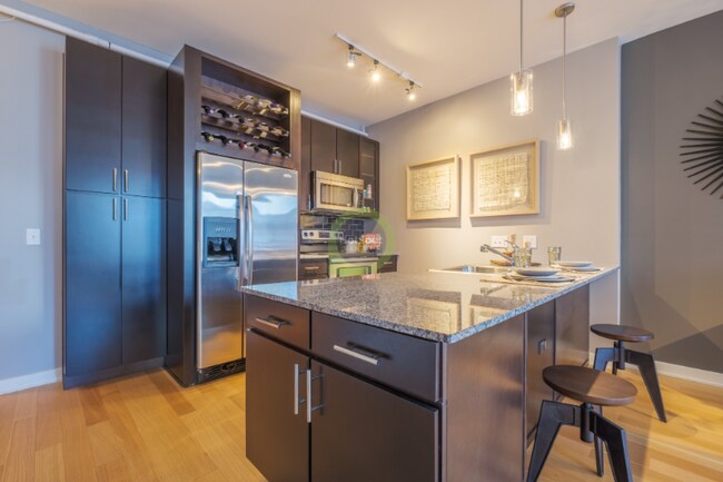 Photo - 153 W Kinzie St