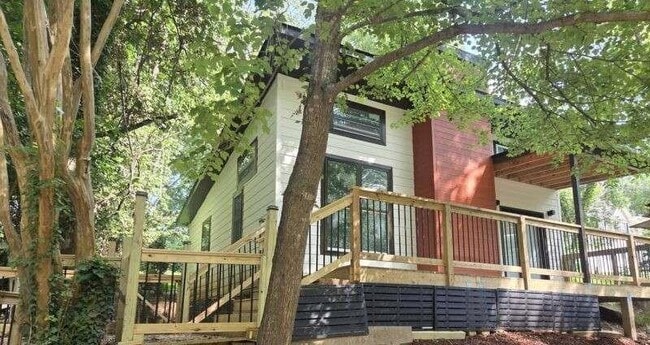 Building Photo - 5634 Simpson Ave