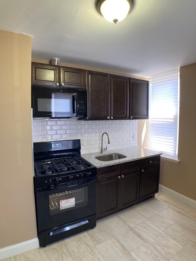 Building Photo - 1950 Clarence St Unit 2