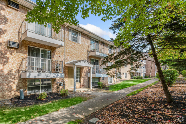 Building Photo - Oak Brook Gardens Rental