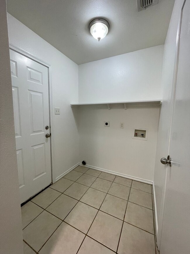 Photo - 3-bed/2-bath with Garage!