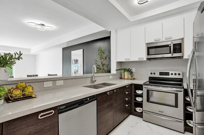 Building Photo - 2708 NE 30th Pl