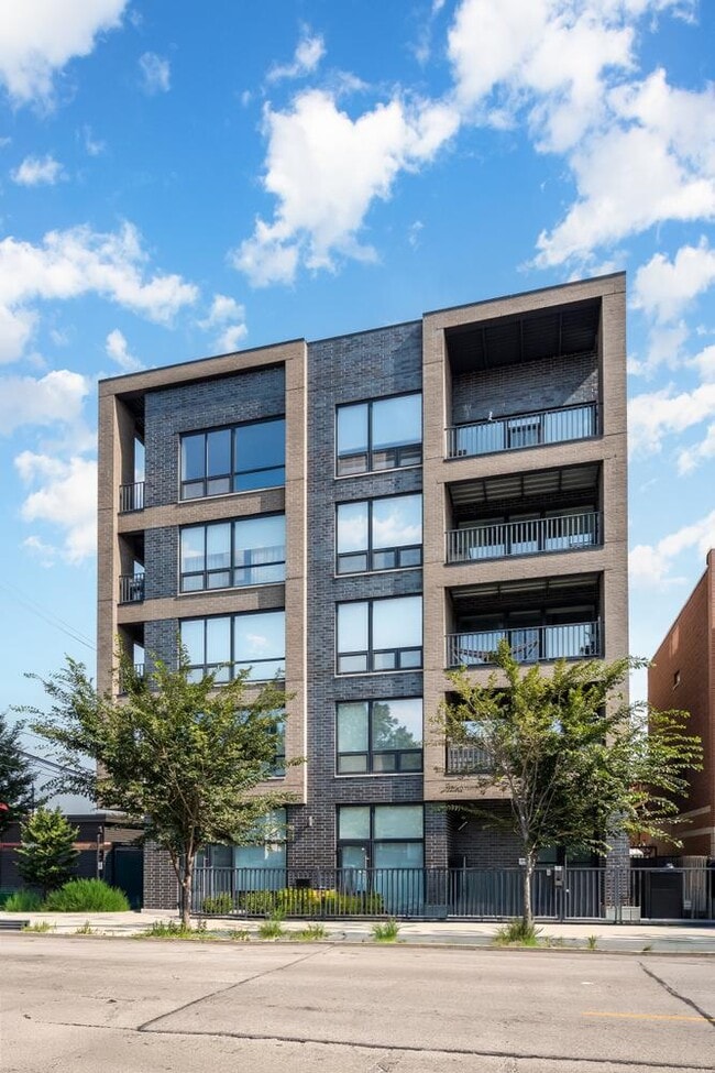 Building Photo - 2342 W Adams St Unit 401