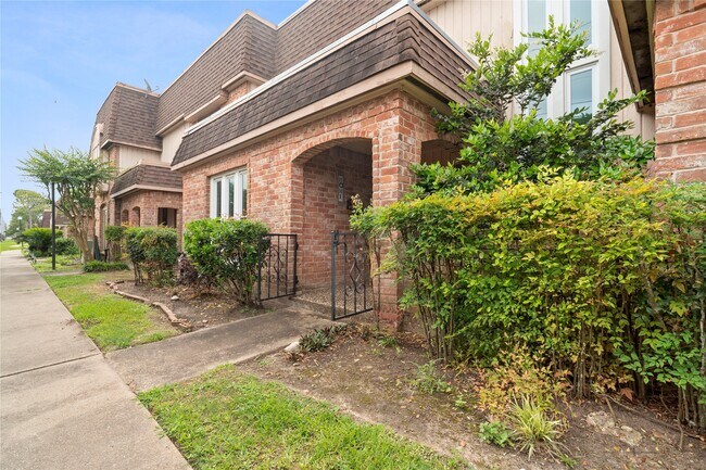 Photo - 2938 Camelot Ln