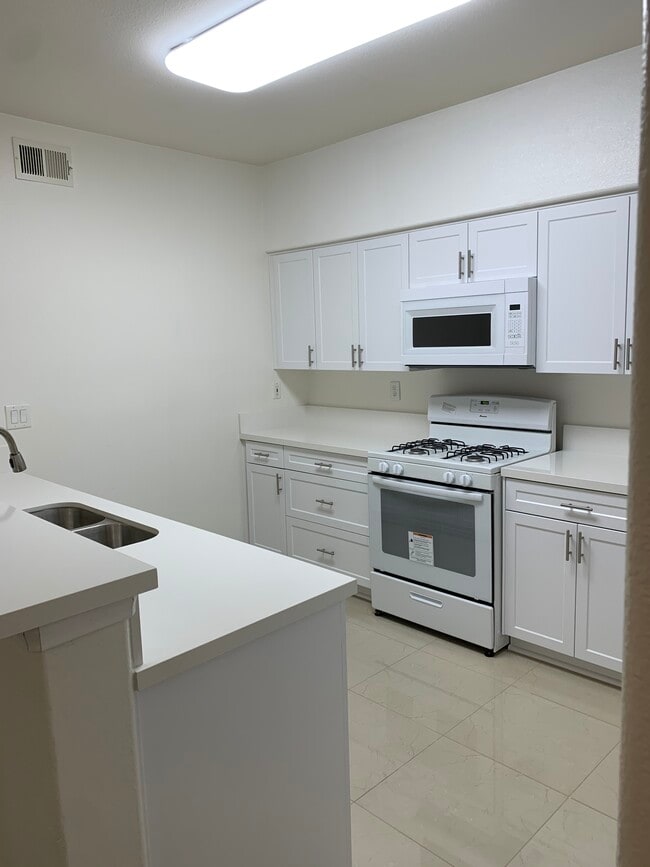 Building Photo - 12364 Carmel Country Rd Unit 207