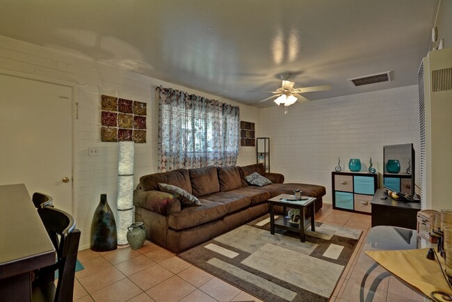 Photo - 2437 E Clarendon Ave Apartments Unit # 3