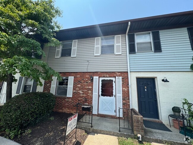 Building Photo - Two Bedroom Town House