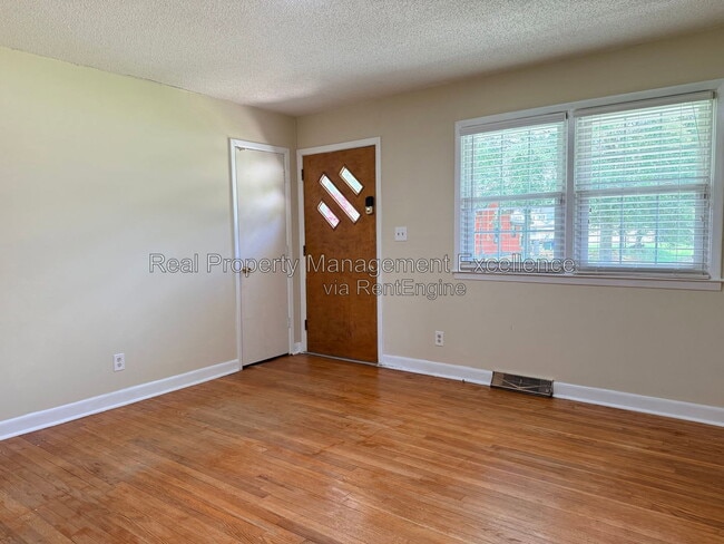 Photo - 415 W 2nd St
