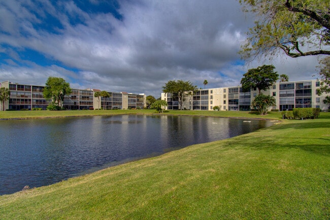 Building Photo - 6585 Kensington Ln Unit 307 Rental