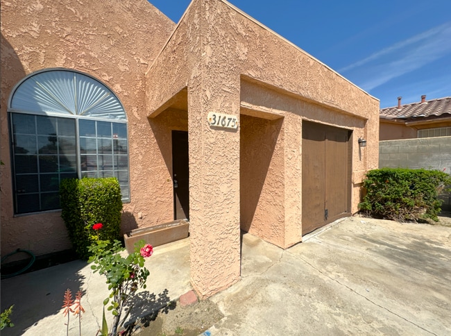 Building Photo - COMING SOON!! 3 BEDROOM / 2 BATHROOM Apartment in Cathedral City Unit B