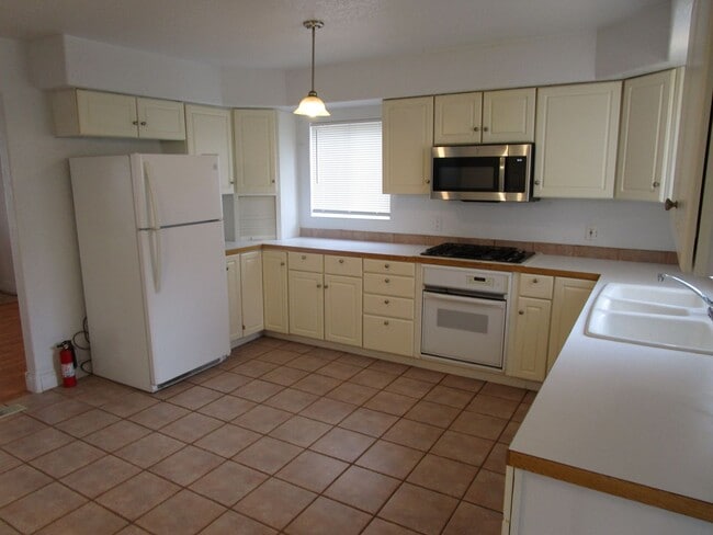 Photo - 604 NE Lookout Ave