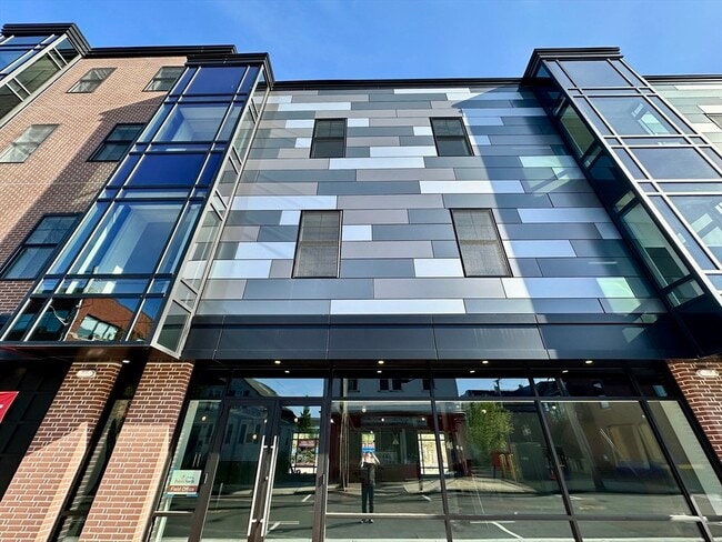 Building Photo - 21 Summer St Unit 302