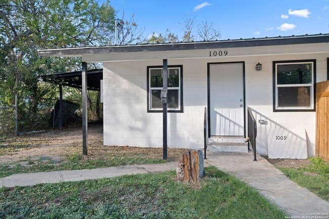 Building Photo - 1009 Canton