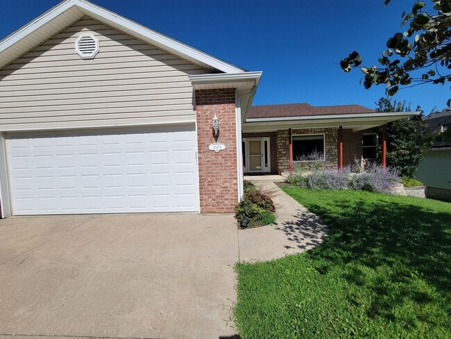 Building Photo - 5 bed/ 3 bath Single family home.