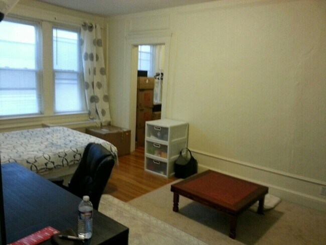 Building Photo - Great Studio in perfect location! Laundry in building.
