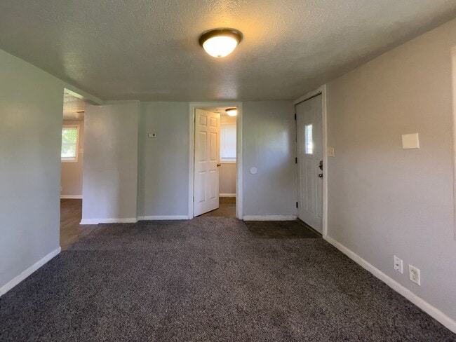 Building Photo - 1521 E Kirby Ave Unit 1521 1/2