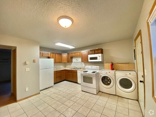 Building Photo - 3 Bedroom Duplex! Rental