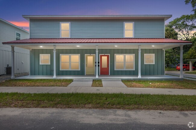 Building Photo - Luxury Townhome Living for UF Students