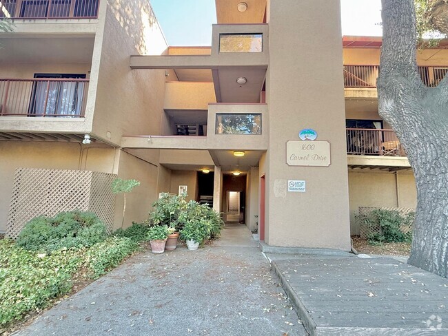 Building Photo - One Bedroom One Bath Condo Available in Wa... Unit 18