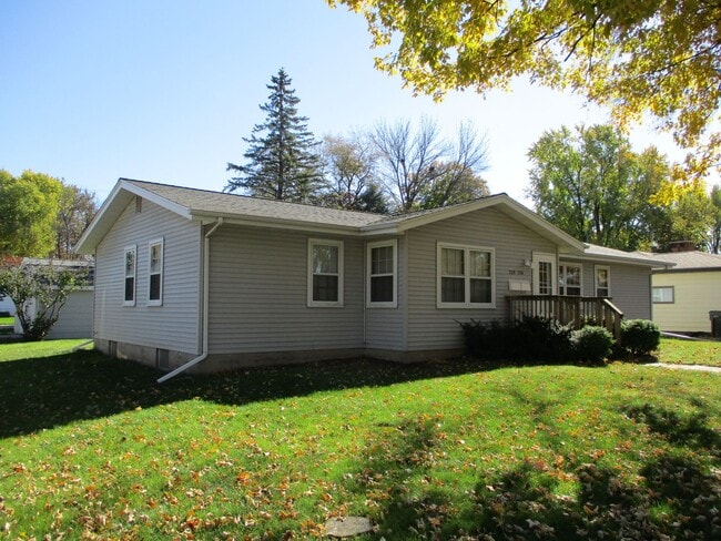 Building Photo - 2 bdrm, 1.5 bath duplex with flexible possession!