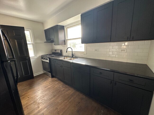 Photo - Beautiful 4 bedroom house in great Dolton ...